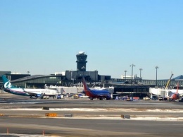 В американском аэропорту рухнул трап с пассажирами
