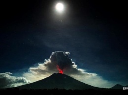 В Индонезии новое извержение вулкана, повышен уровень опасности
