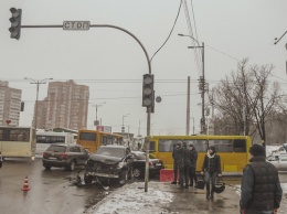 В Киеве из-за неработающего светофора случилось масштабное ДТП: сильно побиты три машины и маршрутка (фото)