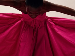 Красное и розовое: самые красивые платья зимы