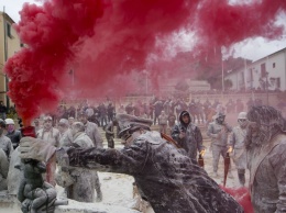 В Испании состоялась грандиозная яично-мучная «битва» (Фото)