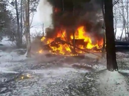 В российском Улан-Удэ упал и загорелся частный вертолет: погибли все, кто был на борту (видео)