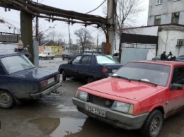 В Мелитополе в одном месте собрались «парковщики от Бога» (фото)