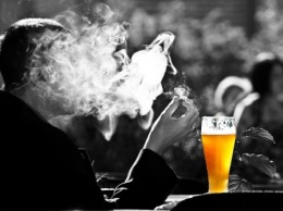 Сокращение употреления алкоголя поможет бросить курить - Ученые