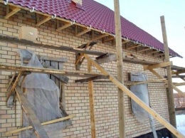 Во время ремонта здания на улице Веселой травмировались двое работников