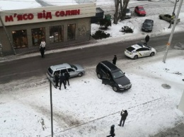 В Днепре автолюбители паркуются на территории нового сквера