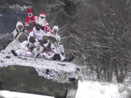 Дед мороз в бронежилете и на БМП: бойцы ВСУ записали видеопоздравление украинцам