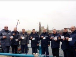 За разминирование монитора "Ударный" херсонские водолазы-пиротехники награждены медалями