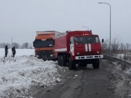 В течение суток спасатели Днепропетровщины помогли освободить из снега 2 легковых автомобиля и 3 грузовика