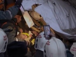 В Магнитогорске из-под завалов извлекли живого 10-месячного ребенка. ВИДЕО