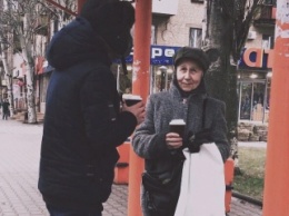 В центре Мелитополя молодые люди угощали прохожих чаем и кофе (видео)