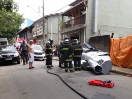 В Бразилии на жилой квартал упал вертолет с туристами, есть погибший. Фото и видео