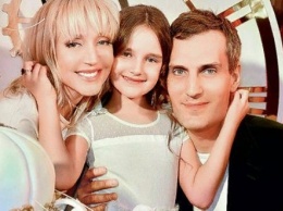 Кристина Орбакайте опубликовала рождественское фото с мужем и дочкой