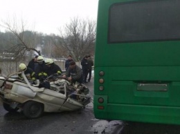 Три человека погибли в лобовом столкновении "Запорожца" и маршрутки в Обухове