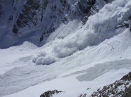 Туристы оказались в ловушке снежной лавины, есть жертва: подробности жуткой трагедии на горнолыжном курорте