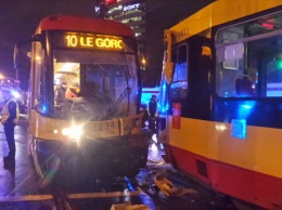 В лобовом столкновении двух варшавских трамваев пострадали 13 человек. Фото