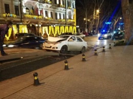 В центре Одессы пьяный водитель протаранил три припаркованные машины