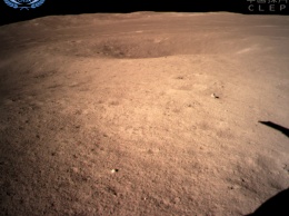 Человечество получило первые фото с поверхности обратной стороны Луны