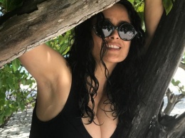 Без макияжа и в сексуальном купальнике: 52-летняя Сальма Хайек соблазняет пляжными фото