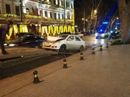 Пьяный водитель на евробляхе протаратил несколько припаркованных авто