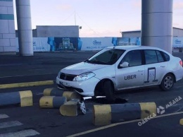 Возле одесского аэропорта такси въехало в бетонное ограждение