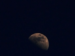 Луну впервые сфотографировали с обратной стороны