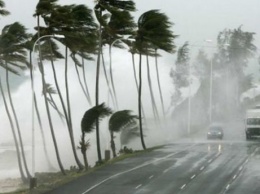 На популярный курорт надвигается разрушительный ураган, люди в панике покидают дома: «острова почти безлюдны»
