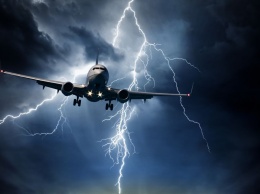Молния ударила в самолет с пассажирами: не долетел до пункта назначения