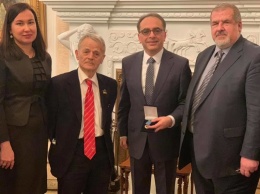 Джемилев вручил орден послу Турции в Украине за поддержку крымских татар