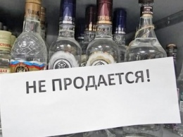 Очень хотелось выпить: житель Днепра отобрал у продавца две бутылки коньяка