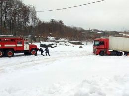 На Полтавщине десятки человек оказались в снежных ловушках (фото)