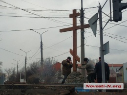 В Широкой Балке восстановили поклонный православный крест, сломанный вандалами