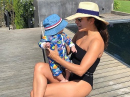 Ева Лонгория отдыхает у бассейна с сыном Сантьяго