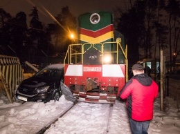 В Киеве поезд протаранил авто, которое стояло на путях. Фото, видео