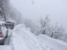 Сошедшая с горы лавина заблокировала десятки авто в оккупированном Крыму (видео)