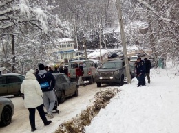 Крымские спасатели помогли нескольким десяткам автомобилистов, попавшим в снежные завалы на дорогах
