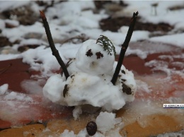 Керчане успели налепить снеговиков, пока снег не растаял