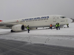 Аэропорт Львов не работал несколько часов из-за выкатившегося с полосы самолета
