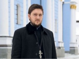 Бил в колокола, когда громили Майдан: появилось знаковое фото священника с Томосом