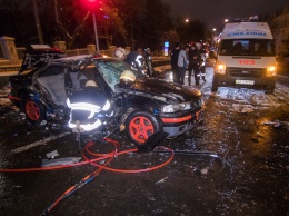 Спасатели вырезали киевлянку из искореженной машины