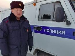 Якутский полицейский вернул найденные 100 тысяч рублей