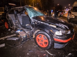 В Киеве Daewoo на полной скорости протаранил BMW и влетел в рекламный бокс: серьезно пострадала девушка (видео)