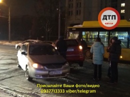 Столкновение двух авто и троллейбуса на улице в Киеве закончилось дракой