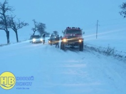 Возле села Азовское спасатели помогли выбраться из сугробов 10-ти автомобилям