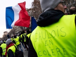 Правительство Франции решило ужесточить меры против "желтых жилетов"
