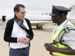 Самолет министра экономики Германии сломался во время его турне по Африке