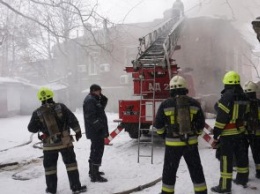 В центре Днепра целый день горел 2-этажный жилой дом: эвакуировано 15 человек (ФОТО, ВИДЕО)