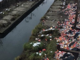 Берег реки Лыбедь в Киеве засыпали мусором (фото, видео)