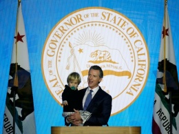 Двухлетний сын губернатора Калифорнии прервал инаугурацию отца, внезапно выбежав к нему на сцену. Видео