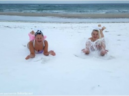Смелые одесситки устроили фотосессию в купальниках на плаже